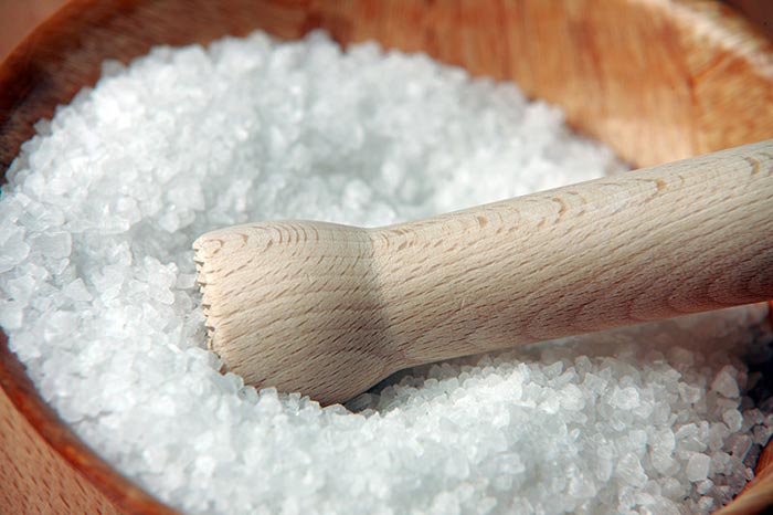 Фото соли в блюдце