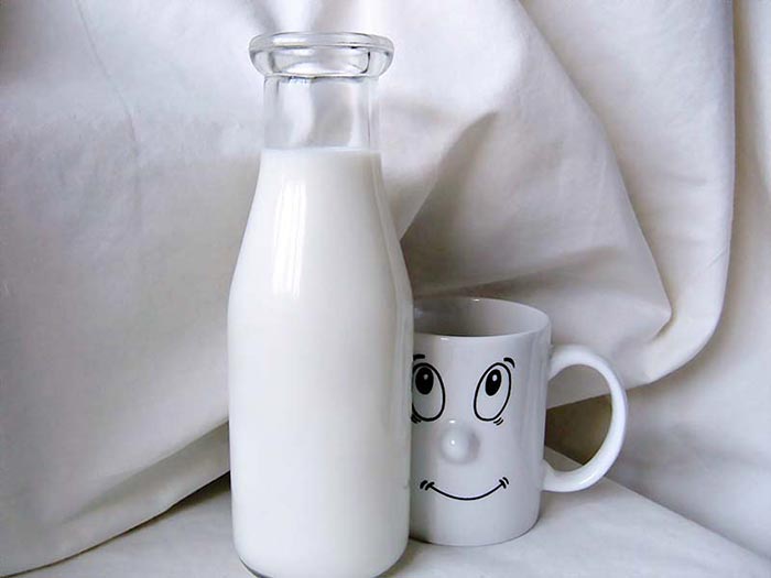 Фото молока в бутылке с чашкой