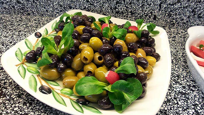 Фото оливок и маслин в тарелке