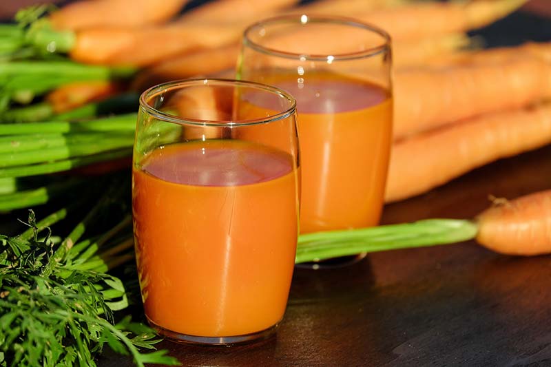 Фото морковного сока в стаканах