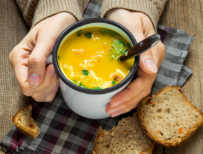 кружка супа в руках