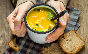 кружка супа в руках